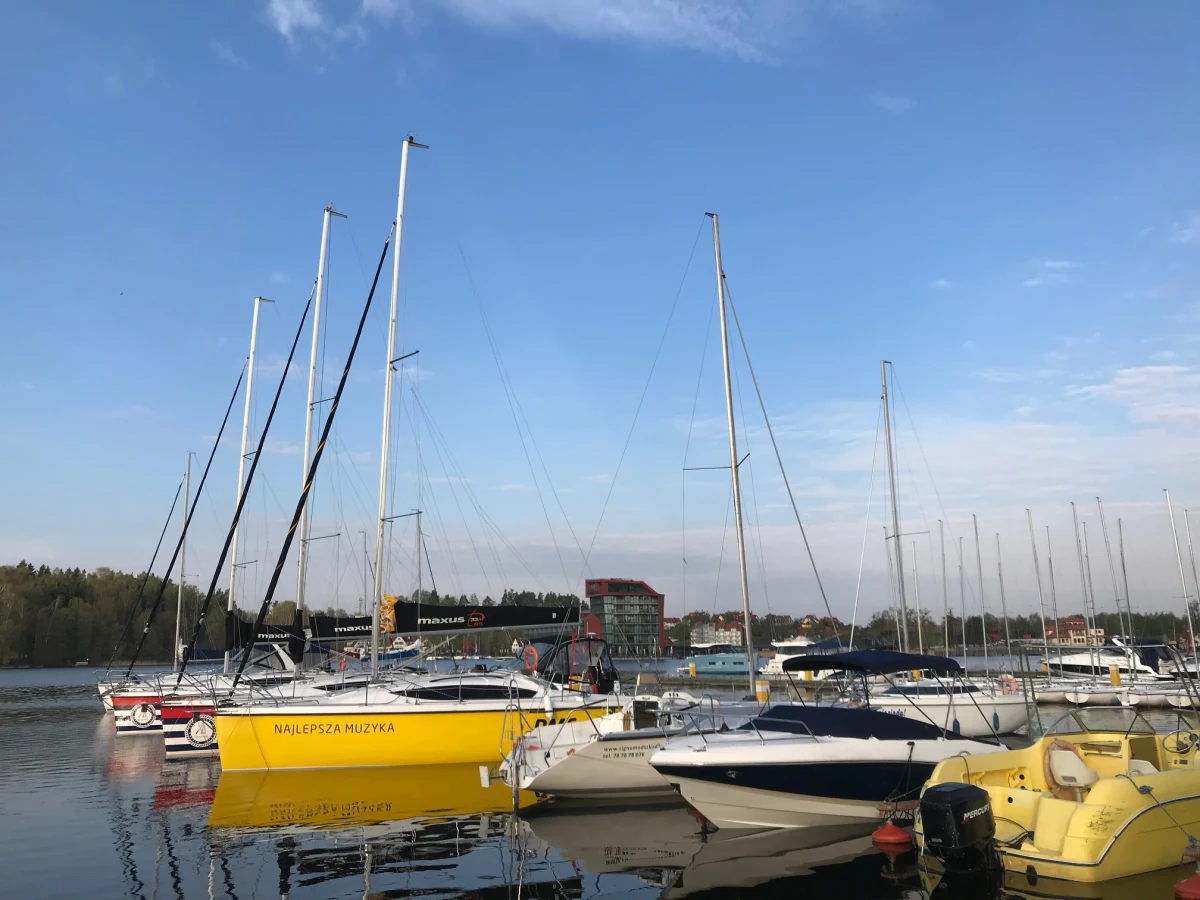 W cyklu Twoje Miasto odwiedzamy dzisiaj warmińsko-mazurskie Mikołajki. Nasz żółto-niebieski wóz satelitarny zaparkował w Wiosce Żeglarskiej. To jeden z najchętniej odwiedzanych portów na szlaku Wielkich Jezior Mazurskich. Nie zabraknie dzisiaj tematów związanych z żeglarstwem, bo długi weekend to tradycyjnie początek sezonu na łapanie wiatru w żagle.
