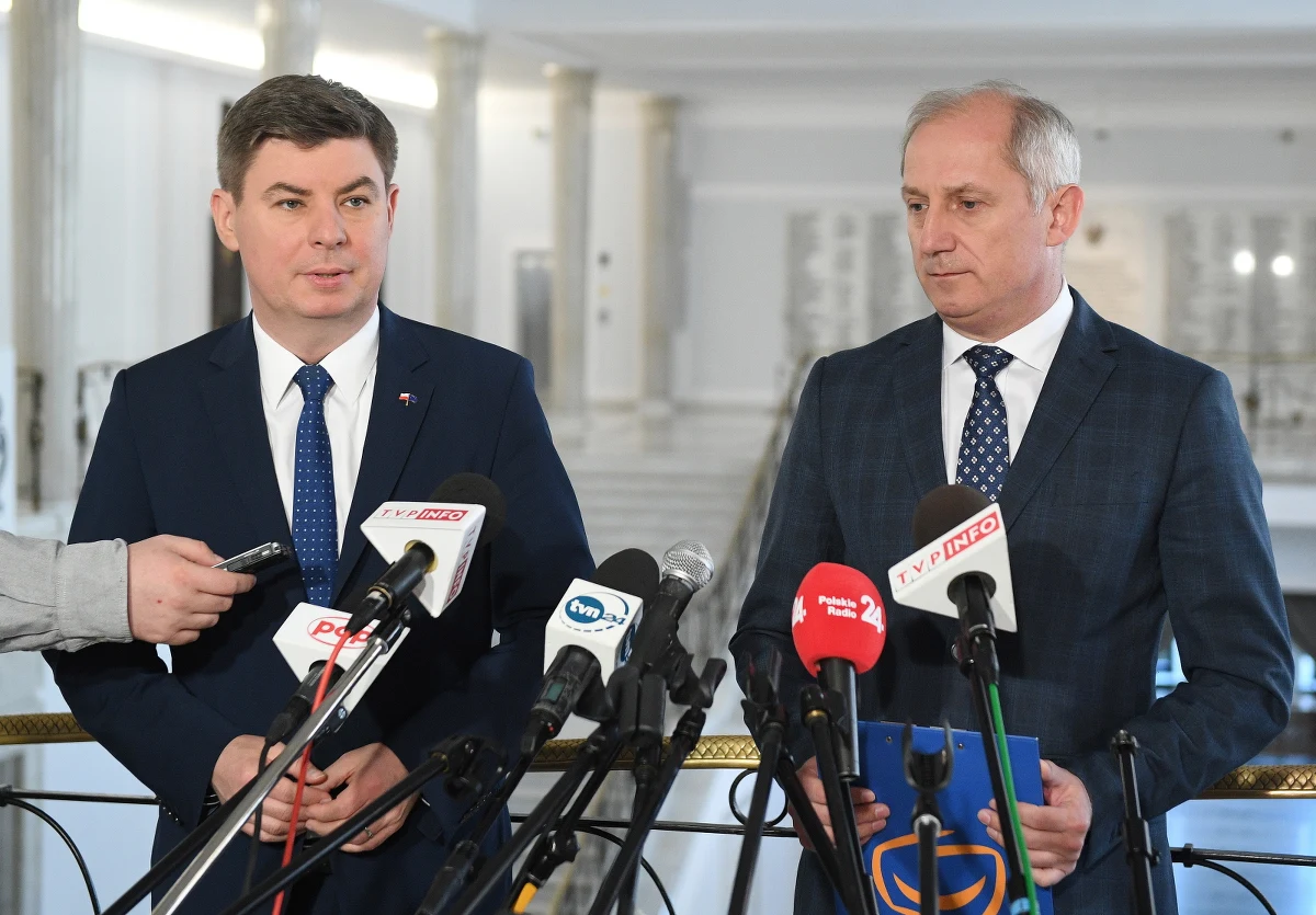 "W poniedziałek złożymy w Sejmie wnioski o wotum nieufności wobec wicepremier Beaty Szydło oraz szefowej MRPiPS Elżbiety Rafalskiej" - zapowiedział w sobotę szef klubu PO Sławomir Neumann. Jego zdaniem, wicepremier i minister odpowiadają politycznie za protest w Sejmie.