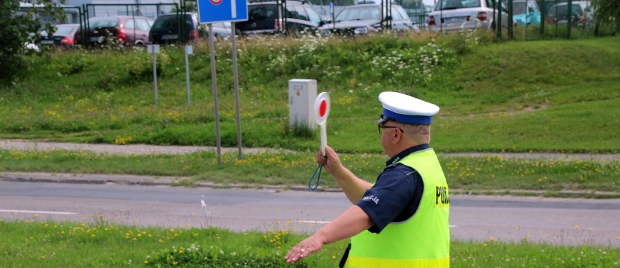 Sceny jak z filmu akcji rozegrały się w Bytomiu. Gdy policjanci chcieli zatrzymać auto do kontroli, kierowca zaczął uciekać przed funkcjonariuszami. Teraz jest poszukiwany.