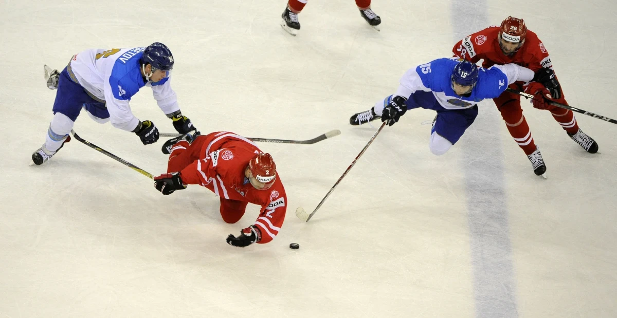 Polska przegrała w Budapeszcie z Kazachstanem 1:6 (0:2, 1:2, 0:2) w swoim ostatnim występie w mistrzostwach świata Dywizji 1A w hokeju na lodzie. Taki wynik oznacza, że biało-czerwoni zostali zdegradowani i w przyszłym roku będą występowali na trzecim poziomie.