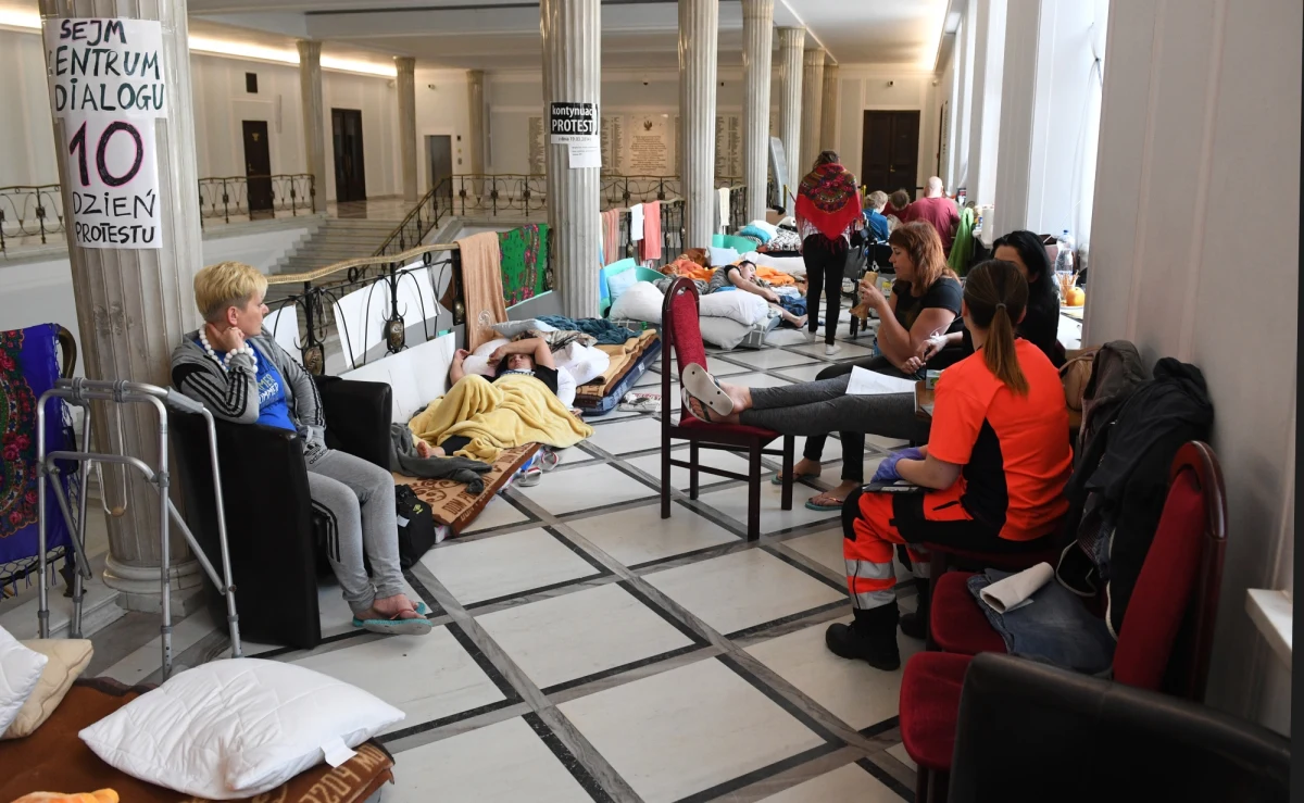 “W negocjacjach jest zawsze tak, że dwie strony muszą chcieć się porozumieć. Jeżeli nie zmieniamy postulatów, ale negocjujemy i każdy robi krok w tył, to zawsze znajdzie się punkt wspólny, w którym się spotkamy" – stwierdziła rzeczniczka rządu Joanna Kopcińska odnosząc się do protestu rodziców osób niepełnosprawnych w Sejmie. Według niej, rząd przygotował rozwiązania spełniające oba postulaty protestujących.