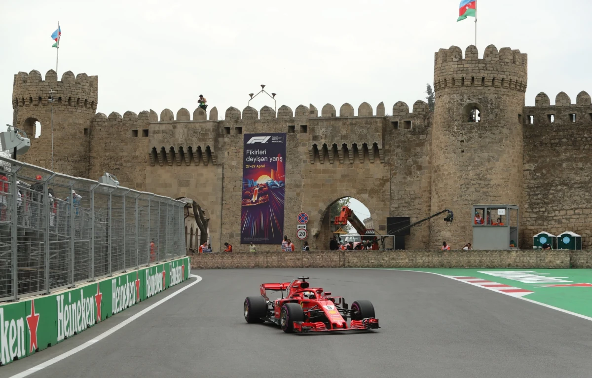 Lider klasyfikacji generalnej Niemiec Sebastian Vettel (Ferrari) wygrał na ulicznym torze w Baku kwalifikacje do niedzielnego wyścigu o Grand Prix Azerbejdżanu w Baku, która jest czwartą rundą mistrzostw świata Formuły 1. Czterokrotny mistrz świata po raz 53. w karierze będzie startował do wyścigu GP z pierwszego pola.