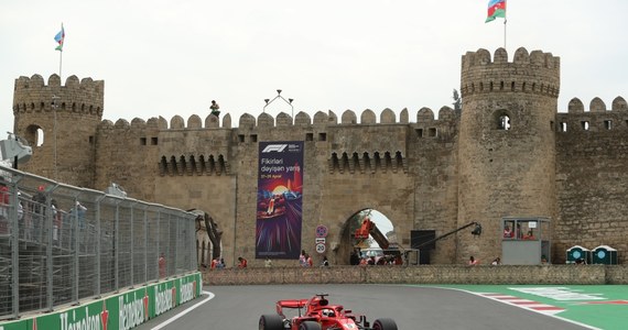 Lider klasyfikacji generalnej Niemiec Sebastian Vettel (Ferrari) wygrał na ulicznym torze w Baku kwalifikacje do niedzielnego wyścigu o Grand Prix Azerbejdżanu w Baku, która jest czwartą rundą mistrzostw świata Formuły 1. Czterokrotny mistrz świata po raz 53. w karierze będzie startował do wyścigu GP z pierwszego pola.