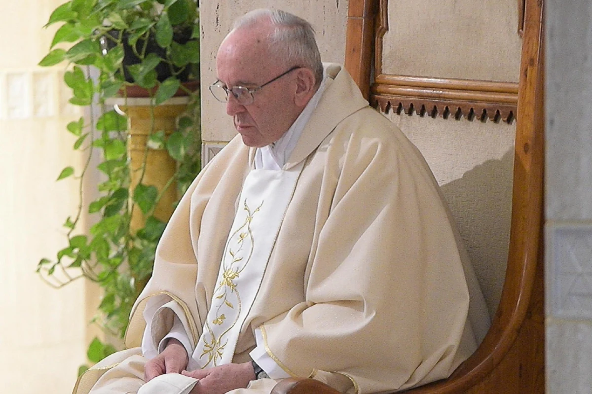 ​Papież Franciszek przekazał za pośrednictwem Twittera, że jest głęboko dotknięty śmiercią Alfiego Evansa, dwulatka z Wielkiej Brytanii, o którego stoczono sądową batalię. Chłopiec zmarł w sobotę kilka dni po odłączeniu od maszyn utrzymujących go przy życiu.