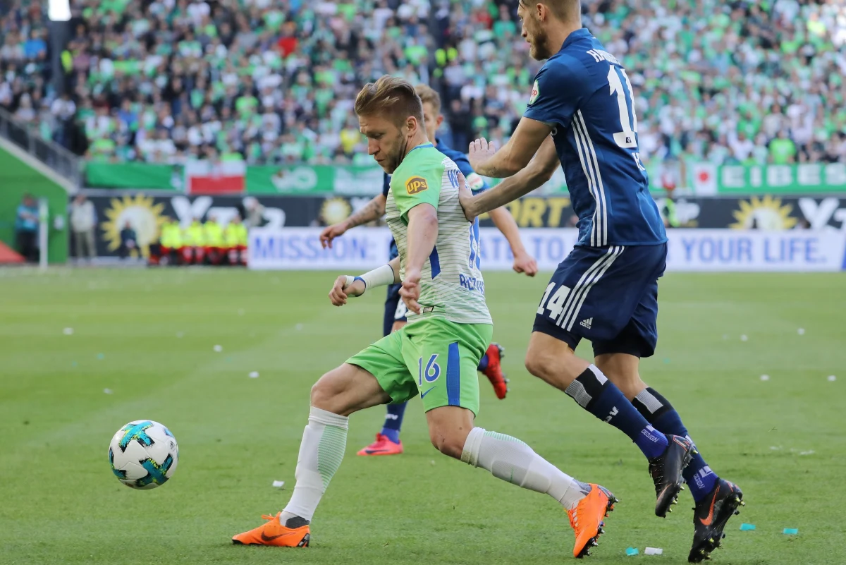 ​Jakub Błaszczykowski rozegrał 75 minut w barwach VfL Wolfsburg w meczu z Hamburgerem SV (1:3) w 32. kolejce. Był to jego pierwszy występ w Bundeslidze od 5 listopada. Robert Lewandowski był rezerwowym Bayernu Monachium, który pokonał Eintracht Frankfurt 4:1.