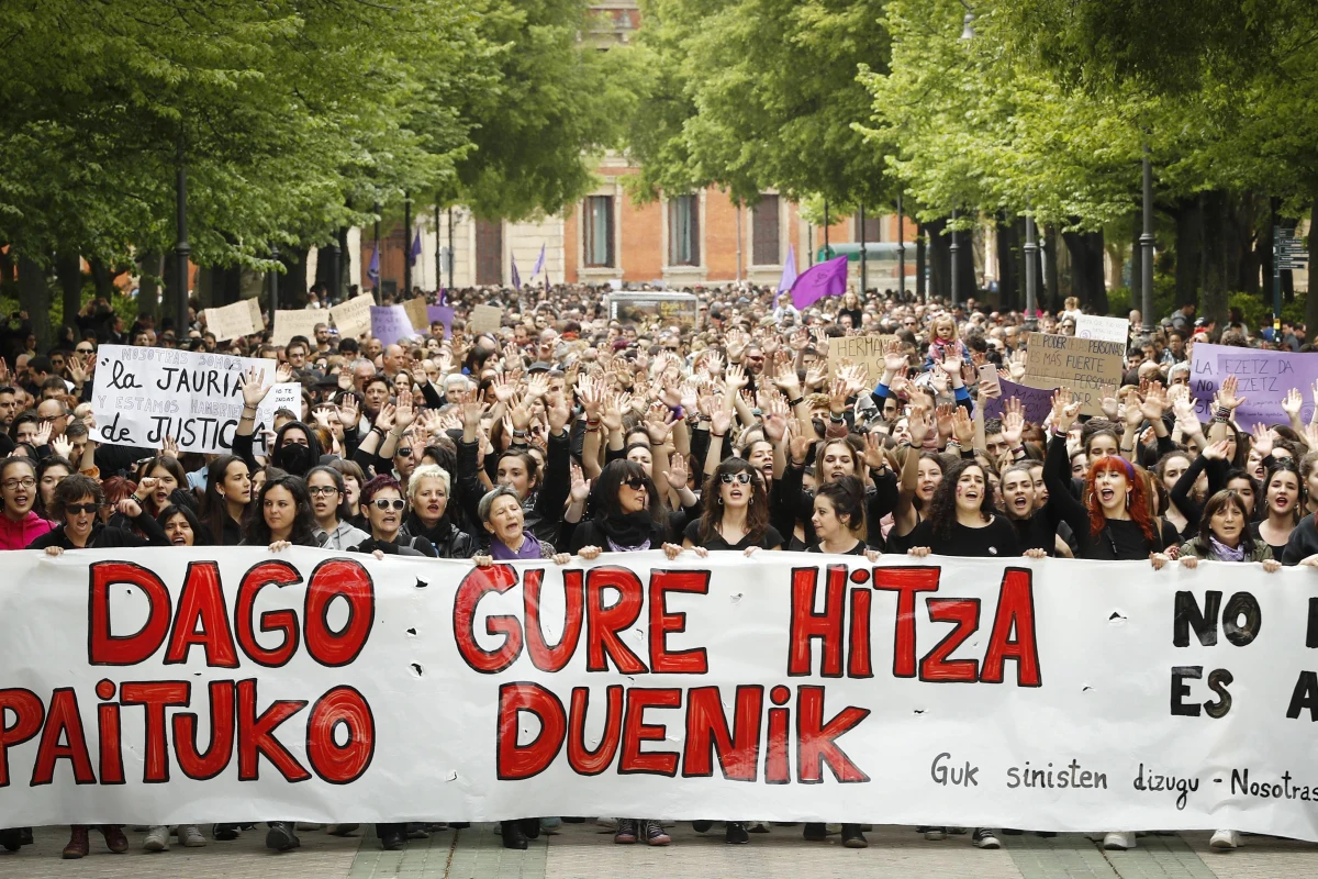 ​Ponad 35 tys. osób uczestniczyło w Pampelunie w proteście przeciwko czwartkowemu wyrokowi sądu, skazującemu pięciu mężczyzn z Sewilli na 9 lat więzienia za seksualne wykorzystanie 18-latki. Protestujący domagali się surowszej kary.