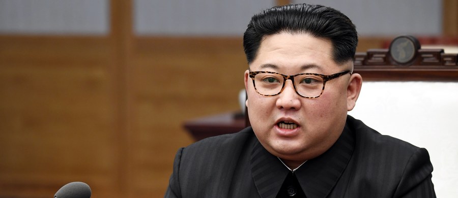 Przywódca KRLD Kim Dzong Un obiecał, że w maju zamknie nuklearny ośrodek testowy na północy kraju oraz zaprosi amerykańskich i południowokoreańskich ekspertów i dziennikarzy do udziału w tym wydarzeniu - poinformowała kancelaria prezydenta Korei Płd.