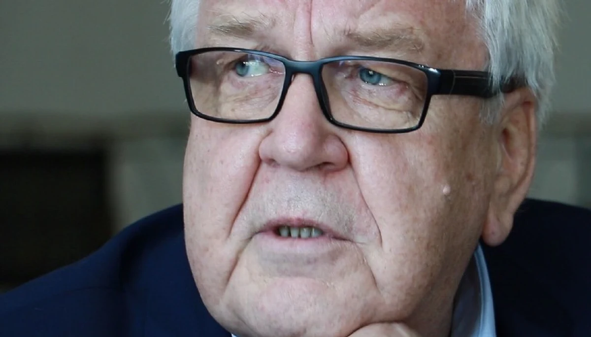 "To był przedziwny, niezwykle malowniczy parlament" - wspomina w programie Post Scriptum Marek Markiewicz poseł na Sejm I i III kadencji oraz pierwszy przewodniczący Krajowej Rady Radiofonii i Telewizji. Jak jednak zaznacza w rozmowie z Marcinem Zaborskim, odnosi wrażenie, że wtedy tam byli tacy ludzie, którym trochę na tym zależało". Przyznaje też, że teraz po latach, gdy patrzy na budynki przy Wiejskiej, uśmiecha się, choć nie bez odrobiny goryczy.