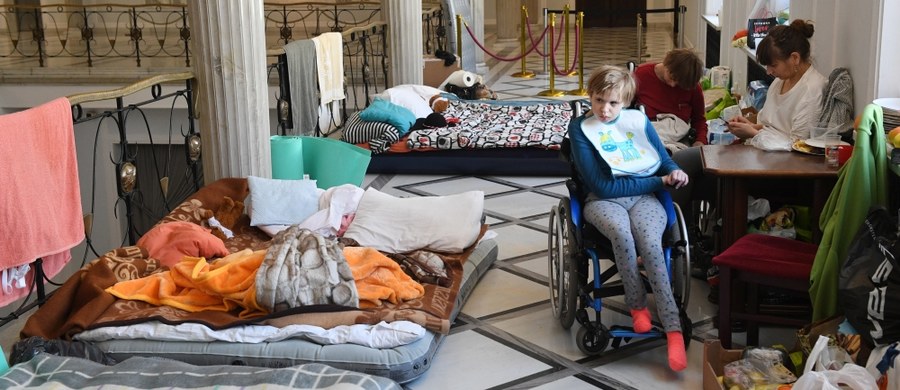 To już 12. dzień protestu osób niepełnosprawnych i ich opiekunów w Sejmie. Domagają się wprowadzenia m.in. dodatku rehabilitacyjnego dla osób niezdolnych do samodzielnej egzystencji po ukończeniu 18. roku życia. Pod Sejm nadal przychodzą osoby, które wspierają trwający tam protest. 