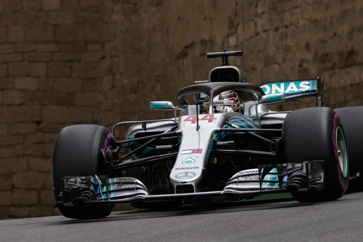 Brytyjczyk Lewis Hamilton (Mercedes GP) wygrał na ulicznym torze w Baku wyścig o Grand Prix Azerbejdżanu, czwartą rundę mistrzostw świata Formuły 1. To pierwsze w tym sezonie, a 63. w karierze, zwycięstwo obrońcy tytułu, który został liderem klasyfikacji generalnej. Drugi był Fin Kimi Raikkonen z Ferrari, a trzeci Meksykanin Sergio Perez z Force India. Wyścig w Baku miał emocjonujący przebieg, doszło do kilku kraks, na torze trzy razy pojawiał się samochód bezpieczeństwa, przez co m.in. prowadzący dotychczas w klasyfikacji MŚ Niemiec Sebastian Vettel stracił szansę walki o zwycięstwo.