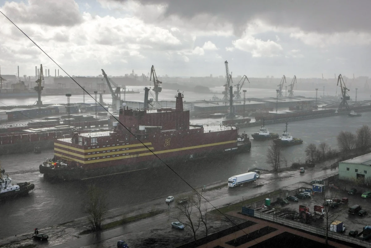 ​Pierwsza na świecie pływająca elektrownia atomowa  "Akademik Łomonosow" jest holowana przez Bałtyk do Murmańska, gdzie zostanie zaopatrzona w paliwo nuklearne i przejdzie stosowne testy - podały rosyjskie media. Ekolodzy już ją nazwali "nuklearnym Titanikiem".
