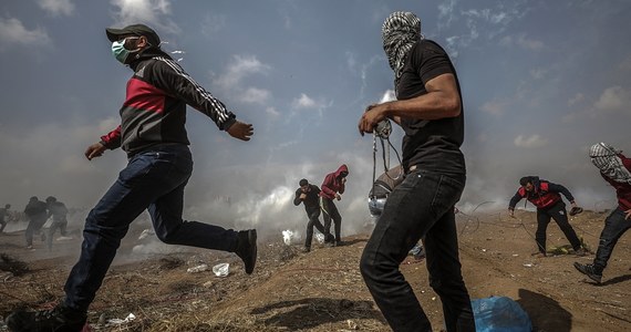 W niedzielę, która była kolejnym dniem protestów w Strefie Gazy, zginęło 3 Palestyńczyków - podała armia izraelska. Dwaj mężczyźni zostali zastrzeleni po przejściu granicy, gdy próbowali zdetonować ładunki wybuchowe, jeden - przy próbie przekroczenia granicy.