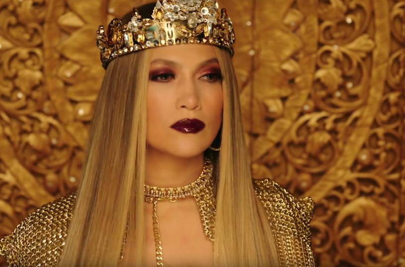 Do sieci trafił teledysk Jennifer Lopez nakręcony do singla "El Anillo". W ciągu trzech dni obejrzano go prawie osiem milionów razy. 