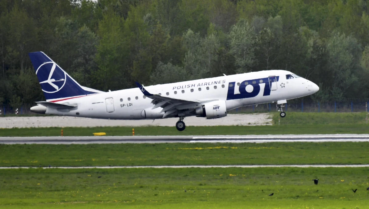 Trzy związki zawodowe działające w Polskich Liniach Lotniczych LOT wycofują się z planowanego na jutro strajku generalnego - dowiedział się reporter RMF FM. To połowa wszystkich organizacji pracowników, które deklarowały, że jutro o godz. 6 rozpoczną protest. Tym samym strajk stanął pod znakiem zapytania. A jeśli nawet do niego dojdzie, to zasięg protestu będzie dużo mniejszy. 