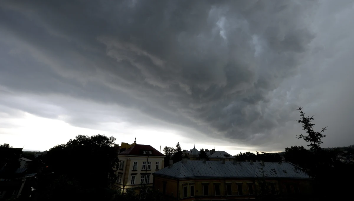 Instytut Meteorologii i Gospodarki Wodnej wydał w poniedziałek wieczorem ostrzeżenia meteorologiczne 1. stopnia dla 11 województw w związku z prognozowanymi w nocy burzami z gradem. Podczas burz może występować wiatr, osiągający prędkość do 85 km/h.