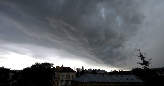 Instytut Meteorologii i Gospodarki Wodnej wydał w poniedziałek wieczorem ostrzeżenia meteorologiczne 1. stopnia dla 11 województw w związku z prognozowanymi w nocy burzami z gradem. Podczas burz może występować wiatr, osiągający prędkość do 85 km/h.