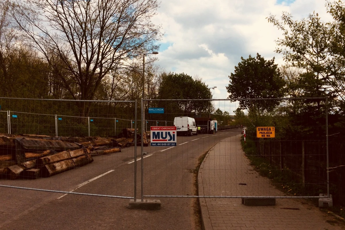 ​Od 2 tygodni mieszkańcy wsi Kamion koło Wielunia w Łódzkiem są niemal odcięci od świata. To przez remont mostu na rzece Warcie. 