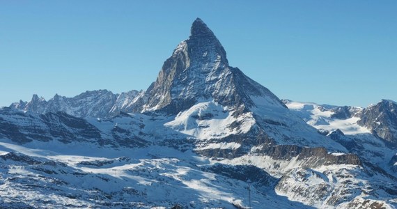 ​Czterech turystów zmarło w Alpach szwajcarskich, gdy musieli spędzić noc z niedzieli na poniedziałek na wysokości ponad 3200 m n.p.m. Pięć osób znalazło się w szpitalu w stanie bardzo ciężkim - poinformowały władze kantonu Valais.