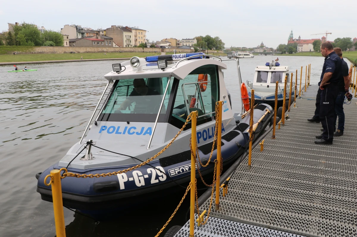 Patrolują rzeki i jeziora, pływają na motorówkach, jeżdżą na nartach i motorach. To policjanci z posterunku policji wodnej w Krakowie. To właśnie oni będą nam pomagać w eskortowaniu biało-czerwonej flagi w sztafecie RMF FM!