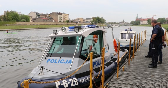 Patrolują rzeki i jeziora, pływają na motorówkach, jeżdżą na nartach i motorach. To policjanci z posterunku policji wodnej w Krakowie. To właśnie oni będą nam pomagać w eskortowaniu biało-czerwonej flagi w sztafecie RMF FM!