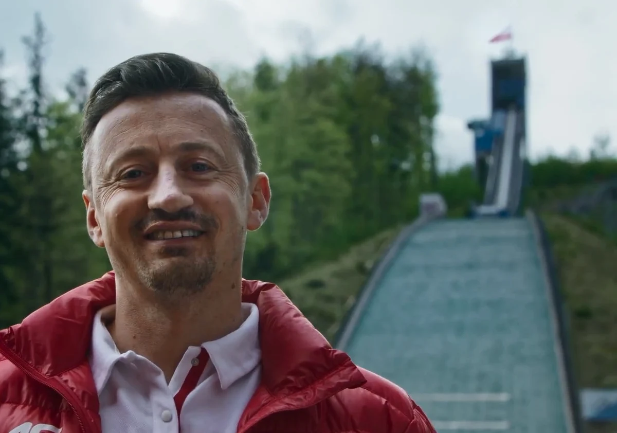 "Niepodległa dla wszystkich na Dzień Flagi" - pod takim hasłem przygotowany został spot, który w przeddzień przypadającego 2 maja Dnia Flagi i Święta Narodowego 3 Maja ma zachęcać Polaków do wywieszania flag. W filmie, zrealizowanym na zlecenie Biura Programu "Niepodległa", wzięli udział polscy olimpijczycy i paraolimpijczycy: Maria Andrejczyk, Alicja Czyżowicz, Magdalena Głodek, Justyna Śmietanka, Wojciech Makowski, Piotr Małachowski, Rafał Wilk i Adam Małysz, który przyjął rolę narratora.