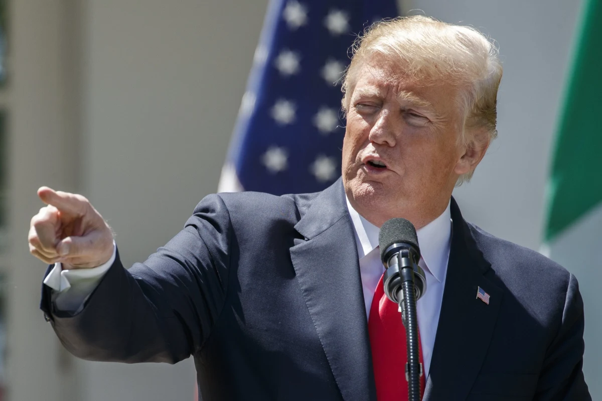 ​Prezydent USA Donald Trump powiedział, że wycofanie Stanów Zjednoczonych z porozumienia nuklearnego z Iranem nie będzie miało negatywnego wpływu na jego zbliżające się rozmowy z Koreą Północną. "Sądzę, że (wyjście z porozumienia nuklearnego) prześle właściwą wiadomość (Pjongjangowi)" - stwierdził Trump podczas konferencji prasowej w Waszyngtonie.