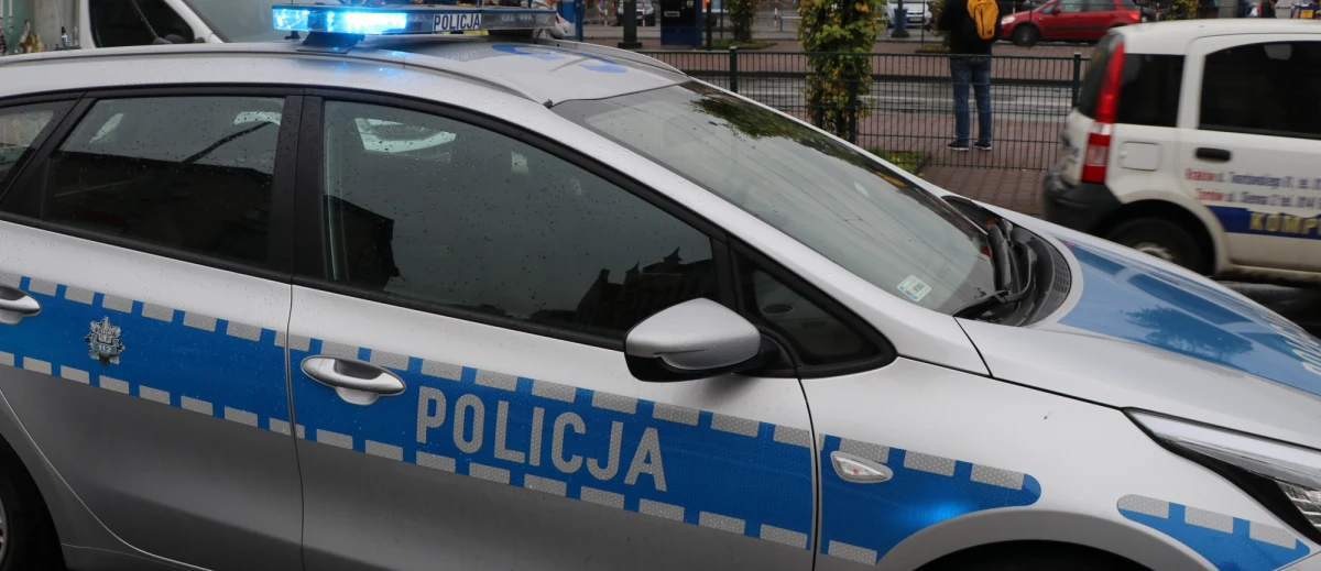 ​Krakowska policja prowadzi dochodzenie w sprawie uszkodzenia pomnika majora Zygmunta Szendzielarza ps. "Łupaszko" w Parku Jordana. Nieznani sprawcy oblali popiersie grubą warstwą czerwonej farbą, która spłynęła także na postument z piaskowca. "Dewastację pomnika zauważyli strażnicy miejscy patrolujący park po godzinie 16. Prowadzimy dochodzenie w tej sprawie. Na razie nie udało się zatrzymać sprawcy" - powiedział rzecznik małopolskiej policji Sebastian Gleń.