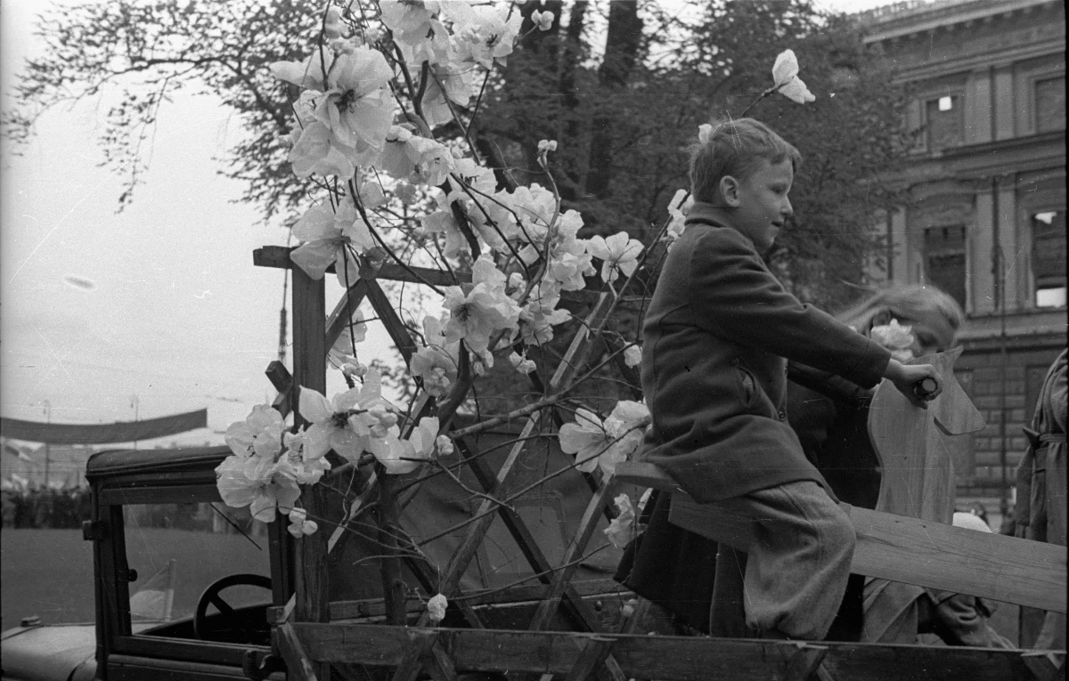 128 lat temu, 1 maja 1890 roku, po raz pierwszy obchodzono Międzynarodowy Dzień Solidarności Ludzi Pracy. Data 1 maja miała uczcić rocznicę strajku robotników w Chicago w 1886 roku, brutalnie stłumionego przez policję.