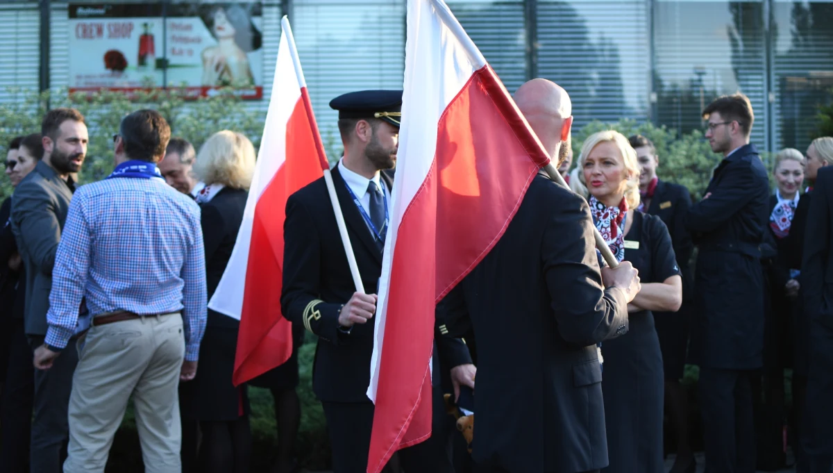 Po godz. 16:00 zakończyło się spotkanie zarządu LOT z pracownikami - poinformował dyrektor Biura Komunikacji Korporacyjnej Adrian Kubicki. Jak dodał, na spotkaniu, mimo wcześniejszych zapowiedzi, nie pojawili się liderzy związków zawodowych. "Na spotkaniu było w sumie ok. 20 osób. Nie było liderów związków zawodowych, mimo że zapowiadali, że będą" - poinformował Kubicki, podkreślając jednocześnie, że podobnie jak inni pracownicy, związkowcy mają prawo uczestniczyć we wszystkich spotkaniach. Przypomniał, że tego typu rozmowy będą kontynuowane.
