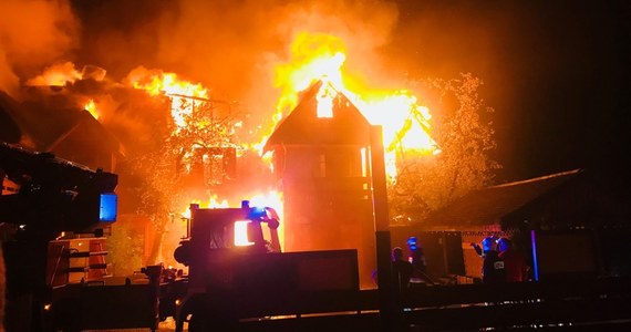 Straż Pożarna zakończyła gaszenie gospodarstwa agroturystycznego Tatarska Jurta w Kruszynianach (Podlaskie), po tym jak w poniedziałek w nocy wybuchł tam pożar. Straty oszacowano na 1,5 mln. zł. Właściciele zapowiadają, że jurtę odbudują. Pomoc oferuje Muzułmańska Gmina Wyznaniowa.