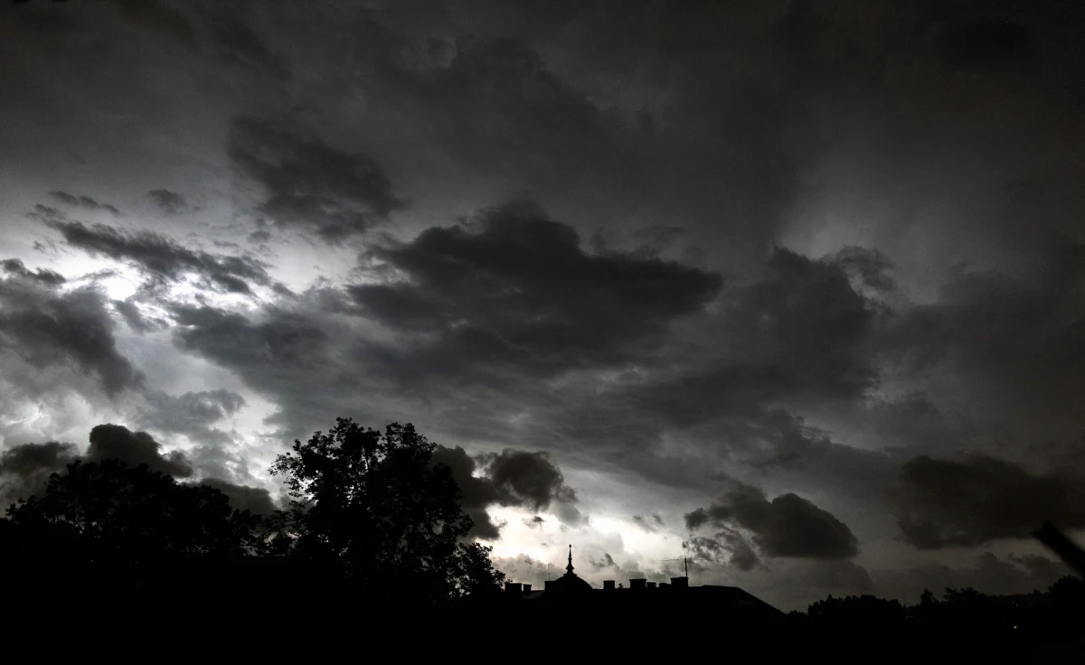Burze z gradem mogą dać się dzisiaj we znaki mieszkańcom kilku regionów - ostrzegł Instytut Meteorologii i Gospodarki Wodnej. Obowiązujące do późnego wieczora alerty ostrzegawcze pierwszego stopnia wydano dla województwa warmińsko-mazurskiego, Podlasia, Mazowsza i Lubelszczyzny.