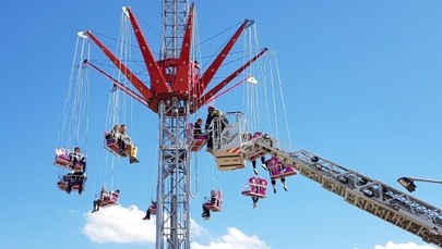 Akcja strażaków w parku rozrywki. 13 osób utknęło na karuzeli 10 metrów nad ziemią