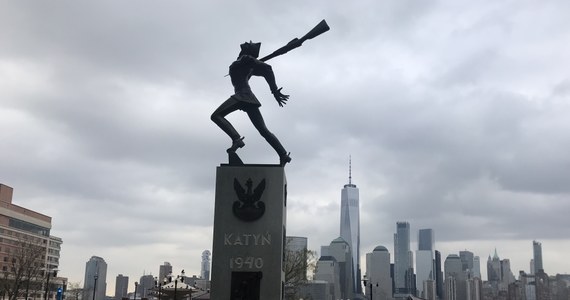 Polonia jest zbulwersowana planami usunięcia Pomnika Katyńskiego w Jersey City z placu nad rzeką Hudson, naprzeciwko Manhattanu. Krążące od kilku tygodni pogłoski potwierdził burmistrz miasta. Zaniepokojenie losem pomnika wyraził polski ambasador w Waszyngtonie.