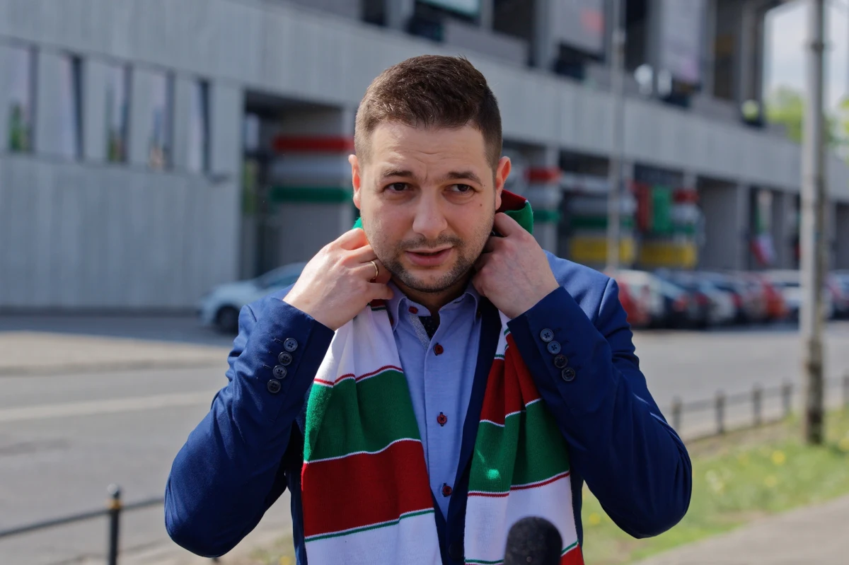 W niecodziennym wydaniu zaprezentował się opinii publicznej kandydat Zjednoczonej Prawicy na prezydenta Warszawy Patryk Jaki. Na wtorkowym spotkaniu z dziennikarzami polityk zjawił się w… szaliku Legii Warszawa. Zadeklarował m.in., że jeśli zostanie włodarzem stolicy, to kluby sportowe w mieście będą traktowane lepiej niż dotychczas, i pochwalił się znajomością ostatniego wyniku Legii.