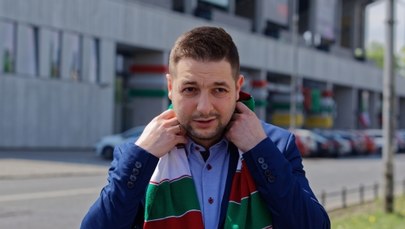 Patryk Jaki w szaliku Legii Warszawa: Ja mogę nawet cały skład podać