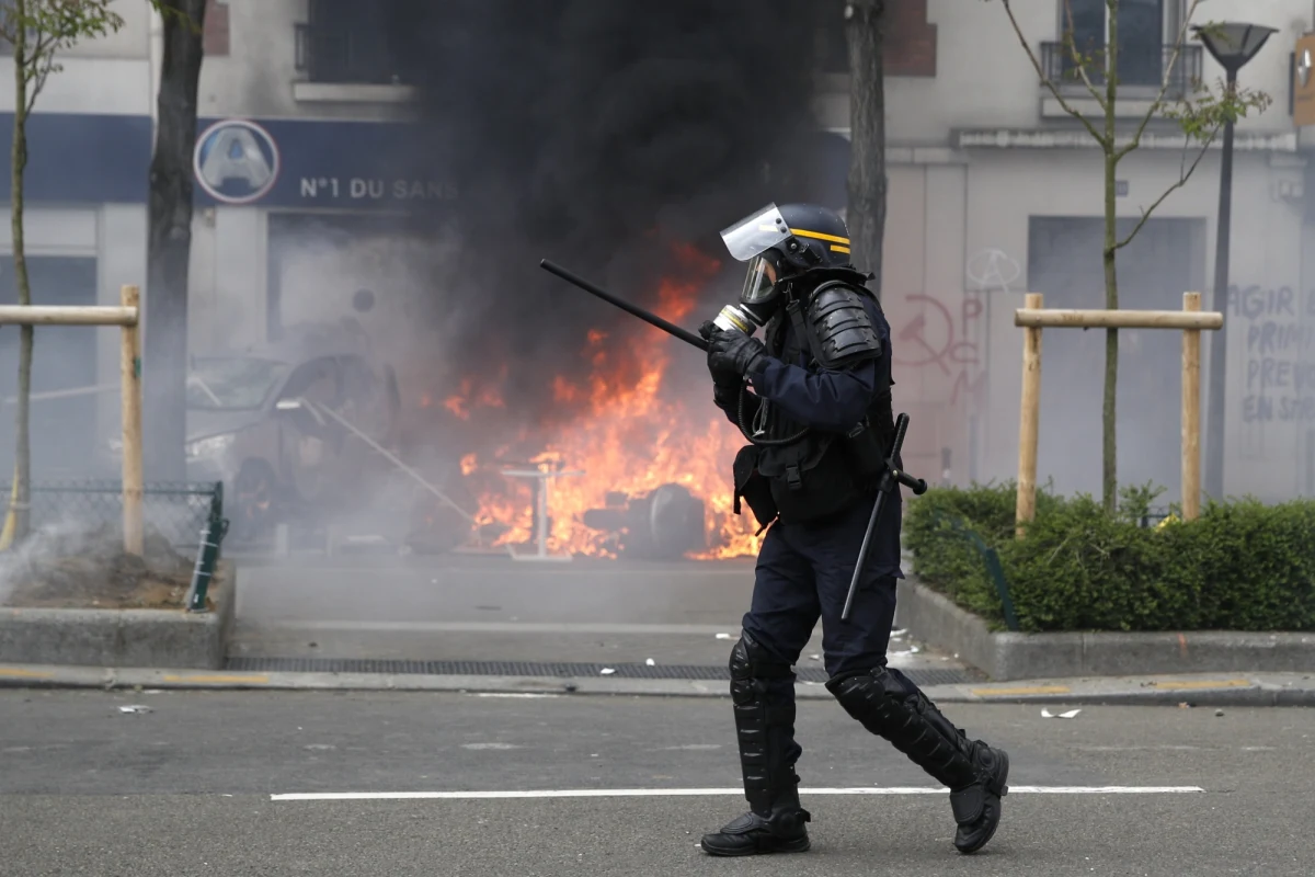 ​Manifestacje 1-majowe we Francji przebiegły we wtorek spokojnie w głównych miastach na prowincji, natomiast w Paryżu doszło do starć.  Ponad 1,5 tysiąca członków skrajnie lewicowych bojówek, chuliganów i członków młodzieżowych band z imigranckich przedmieść zaatakowało kamieniami i butelkami z benzyną policjantów, którzy odpowiedzieli palkami, gazem łzawiącym i armatkami wodnymi! 