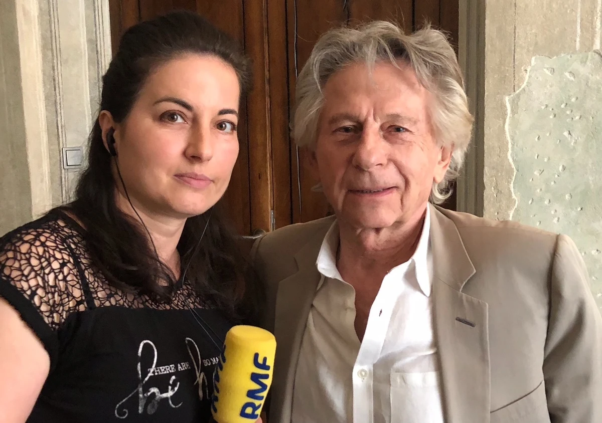 Roman Polański przyjechał do Krakowa. Jest gościem festiwalu Netia Off Camera. 2 maja krakowska publiczność, jako pierwsza w Polsce, zobaczy jego najnowszy film "Prawdziwa historia". Spotkaliśmy się tuż przy Rynku Głównym. "Znam w tym mieście dosłownie każdy kąt, każdy krawężnik, każdą bramę. Wiele się zmieniło, ale wspomnienia są zawsze te same" - powiedział mi reżyser. Rozmawialiśmy też m.in. o przekraczaniu granic prywatności, o młodości, wyścigach Formuły 1, którymi się pasjonował, czy o nowym obrazie Quentina Tarantino, który przygotowuje film o bandzie Mansona. "Tarantino zapewnia, że nie ma tam nic, co mogłoby mnie urazić" - zdradził Polański. On sam wraca do swojego projektu o Dreyfusie, żydowskim oficerze armii francuskiej, który został niesłusznie oskarżony o zdradę, a jego proces śledził cały świat. Film jest na wstępnym etapie, a prace ruszą być może pod koniec tego roku.