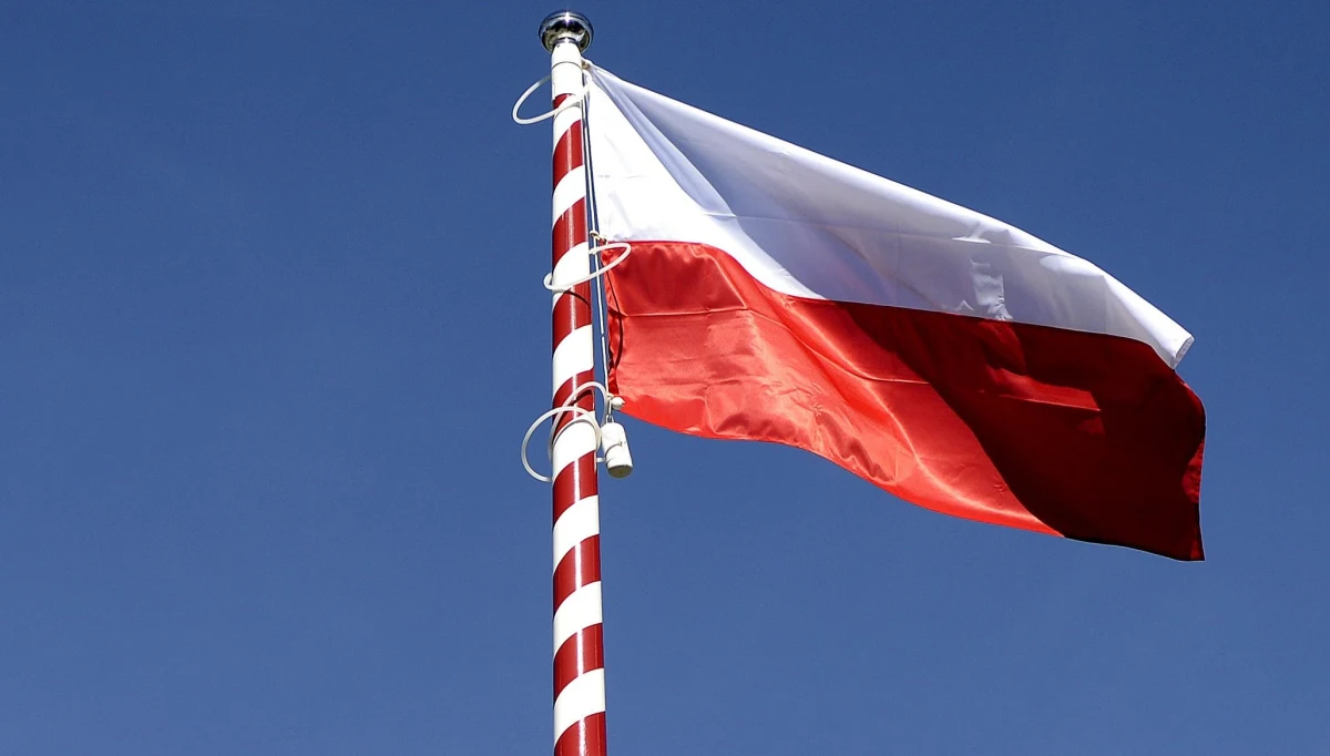 Biało-czerwona sztafeta RMF FM w Dniu Flagi przemierzyła Polskę z południa na północ! W naszej akcji brała udział m.in. Aneta Kurowska - żona por. Łukasza Kurowskiego, który tragicznie zginął podczas misji w Afganistanie. Pani Aneta uczestniczyła we wciągnięciu polskiej flagi na ORP Błyskawica w Gdyni. Ta uroczystość zwieńczyła naszą sztafetę.