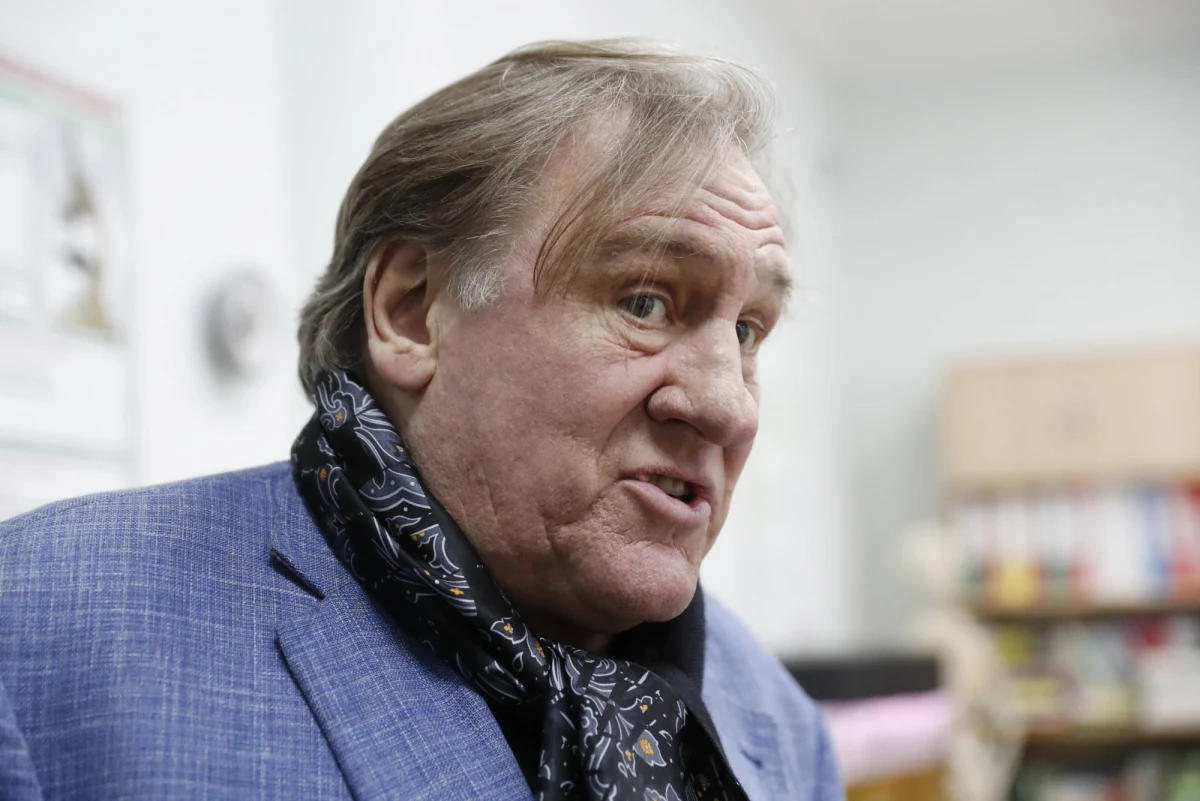 Do rosyjskich supermarketów trafiły pierwsze partie produkowanej przez białoruskie zakłady wódki "Gerard Depardieu" - donoszą białoruskie media. Jak przekonują producenci, aktor Gerard Depardieu, smakosz i producent win, osobiście uczestniczył w opracowaniu receptury.