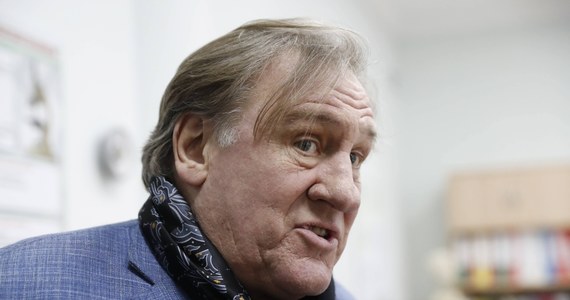 Do rosyjskich supermarketów trafiły pierwsze partie produkowanej przez białoruskie zakłady wódki "Gerard Depardieu" - donoszą białoruskie media. Jak przekonują producenci, aktor Gerard Depardieu, smakosz i producent win, osobiście uczestniczył w opracowaniu receptury.