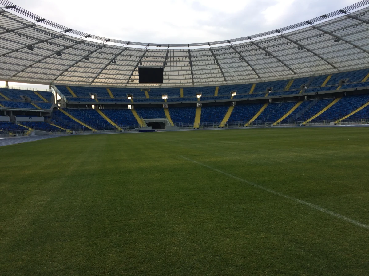 W światowym futbolu szykują się zmiany - twierdzi Reuters. Według tej renomowanej agencji prasowej, FIFA planuje organizować co dwa lata minimundial z udziałem ośmiu reprezentacji ze wszystkich kontynentów. Turniej ten - rozgrywany na przełomie października i listopada - miałby zastąpić tradycyjny Puchar Konfederacji.