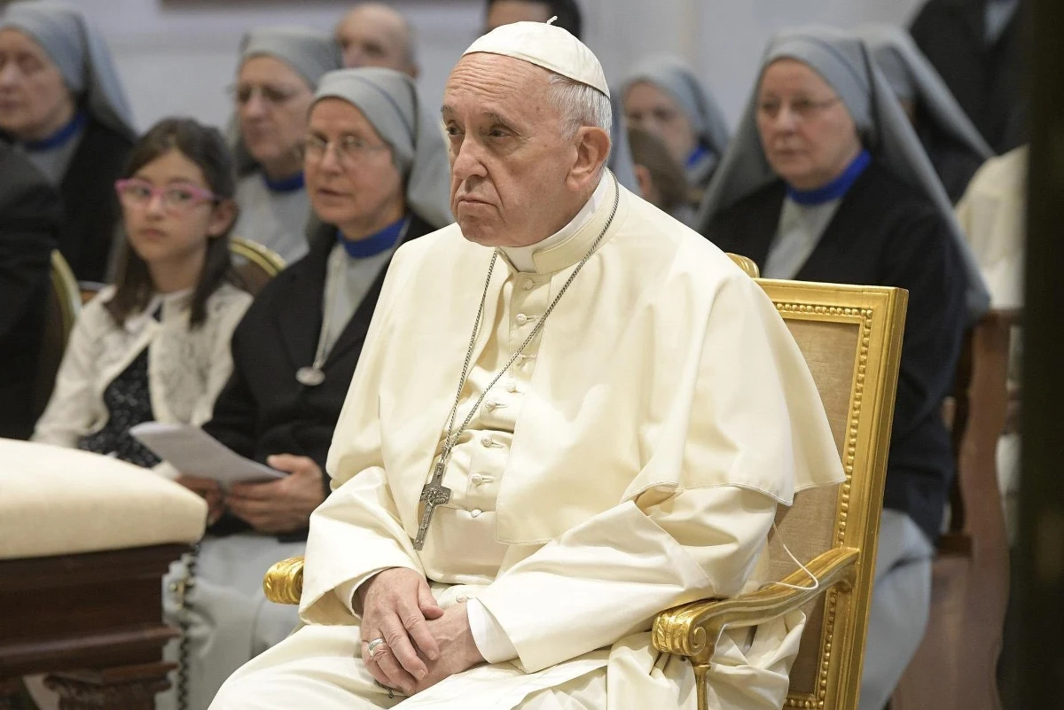 ​Papież Franciszek poprosił ofiary księdza pedofila z Chile Fernando Karadimy o przebaczenie w imieniu swoim i całego Kościoła. W środę zakończyła się wizyta w Watykanie trzech mężczyzn, którzy w 2010 r. postawili publicznie zarzuty pedofilii 87-letniemu dziś Karadimie. Andres Murillo, Juan Carlos Cruz i James Hamilton gościli w watykańskim Domu świętej Marty, gdzie mieszka papież, i przeprowadzili z nim rozmowy - każdy osobno. Franciszek chciał wysłuchać ich relacji przed podjęciem decyzji w sprawie skandalu pedofilii, który wstrząsnął Kościołem w Chile.