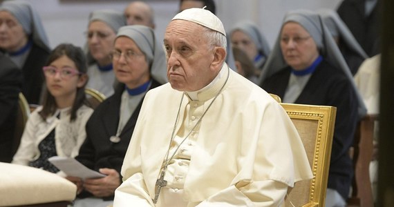 ​Papież Franciszek poprosił ofiary księdza pedofila z Chile Fernando Karadimy o przebaczenie w imieniu swoim i całego Kościoła. W środę zakończyła się wizyta w Watykanie trzech mężczyzn, którzy w 2010 r. postawili publicznie zarzuty pedofilii 87-letniemu dziś Karadimie. Andres Murillo, Juan Carlos Cruz i James Hamilton gościli w watykańskim Domu świętej Marty, gdzie mieszka papież, i przeprowadzili z nim rozmowy - każdy osobno. Franciszek chciał wysłuchać ich relacji przed podjęciem decyzji w sprawie skandalu pedofilii, który wstrząsnął Kościołem w Chile.