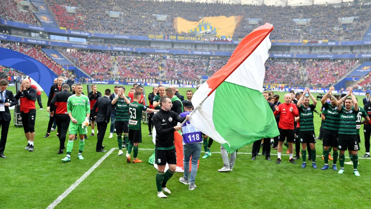 Legia Warszawa wywalczyła swój 19. Puchar Polski! W finałowym pojedynku, który z trybun PGE Narodowego obejrzało ponad 47 tysięcy widzów, stołeczna ekipa pokonała broniącą trofeum Arkę Gdynia 2:1! Po stronie Legii na listę strzelców wpisali się Jarosław Niezgoda i Cafu, dla Arki trafił Dawid Sołdecki.