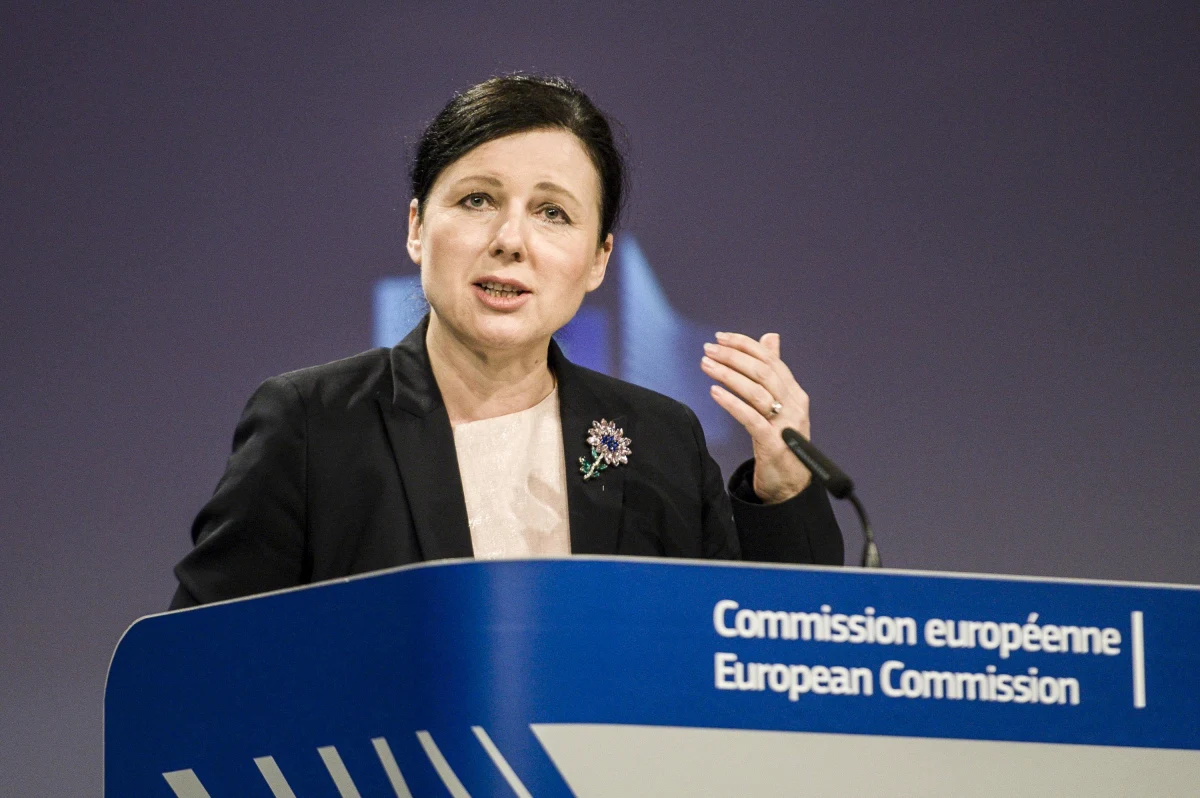 Gdyby zaproponowane przez Komisję Europejską powiązanie unijnych funduszy z przestrzeganiem rządów prawa obowiązywało obecnie, to teoretycznie fundusze dla Polski mogłyby zostać obcięte lub wstrzymane - oświadczyła unijna komisarz ds. sprawiedliwości Viera Jourova. KE przyjęła w środę propozycję wieloletniego budżetu UE na lata 2021-2027. Zaproponowała w nim "umiarkowane cięcia" w najważniejszych dla Polski obszarach: polityce spójności i rolnictwie, a także uzależnienie wypłaty funduszy od przestrzegania zasad praworządności.