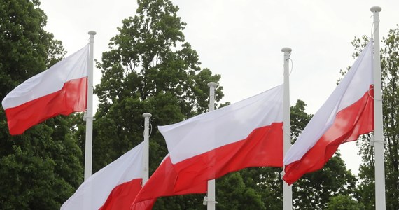 Obchodzony dziś Dzień Flagi RP i równoczesny Dzień Polonii i Polaków za Granicą praktycznie inaugurują serię świąt państwowych, których kulminacją będzie 11 listopada, Narodowe Święto Niepodległości w 100-lecie Niepodległości Polski. Nie odkryję chyba Ameryki, jeśli stwierdzę, że ten 2018 rok, który miał być radosnym świętem naszej odrodzonej państwowości, nieco nam się w pierwszych miesiącach skomplikował. Nie sądzę, by miało nam to odebrać całą radość, mam natomiast wrażenie, że powinno dodać nam dużo refleksji. I uświadomić - jeśli ktoś sobie tego jeszcze nie uświadamia - jak ta Niepodległość jest ważna, cenna i owszem, często trudna.