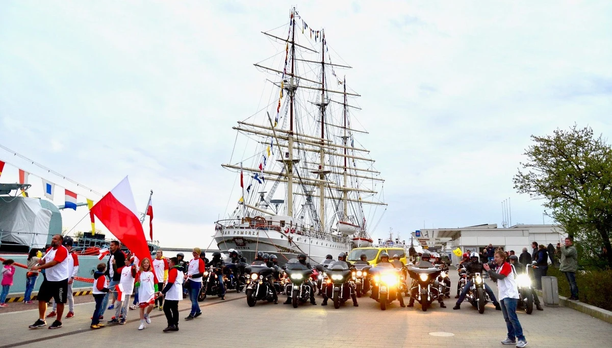 Z okazji Dnia Flagi biało-czerwona sztafeta RMF FM w środę przemierzyła Polskę z południa na północ. Wystartowaliśmy wczoraj po godz. 7:00 w Zakopanem, a tuż przed godz. 20:00 flaga została wciągnięta na maszt ORP "Błyskawica". 