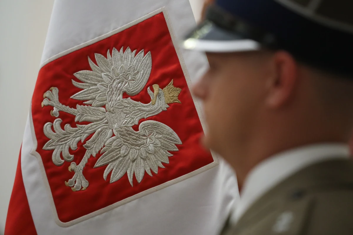 Bardzo podoba mi się rozpoczęta - jakżeby inaczej! - w Dniu Flagi Rzeczypospolitej Polskiej przez Ministerstwo Kultury i Dziedzictwa Narodowego kampania społeczna pod hasłem: „Nasza historia ma tylko dwa kolory. Nie pisz na fladze”. Jej celem jest zwiększenie świadomości Polaków na temat wartości barw i symboli narodowych oraz ich poprawnego wykorzystywania.