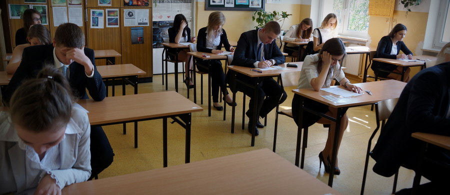 W piątek 4 maja rozpoczynają się matury. Ponad 274 tys. tegorocznych absolwentów liceów ogólnokształcących i techników przystąpi o godzinie 9 do obowiązkowego pisemnego egzaminu z języka polskiego na poziomie podstawowym. 