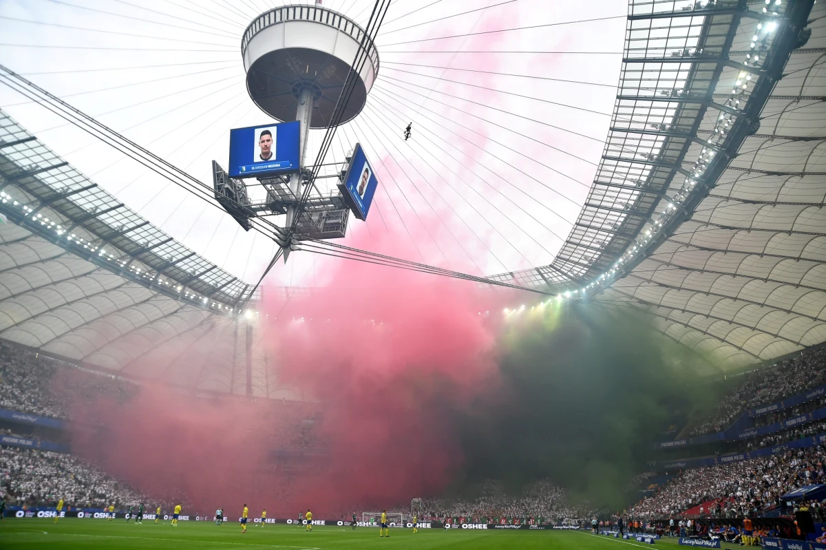 Policja ma już nagrania z monitoringu z wczorajszego finału Pucharu Polski na Stadionie Narodowym. Legia Warszawa pokonała Arkę Gdynia 2:1. Kibice obu drużyn odpalali race, a mecz był przerywany. Kibice Arki wystrzelili race w stronę trybun Legii. Jedna z rac upadła na boisko, druga uszkodziła telebim. 